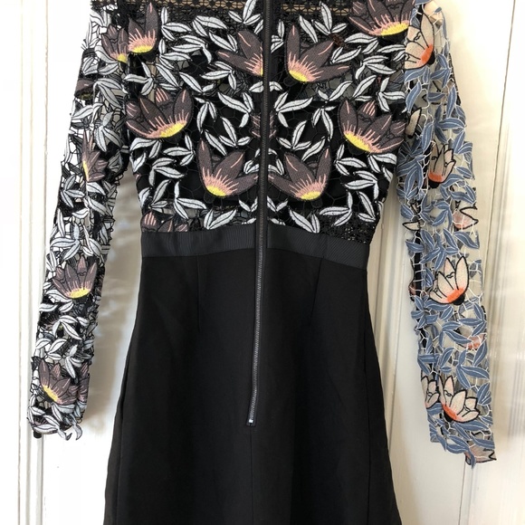 Beautiful laced dress with draped bottom - Picture 5 of 7